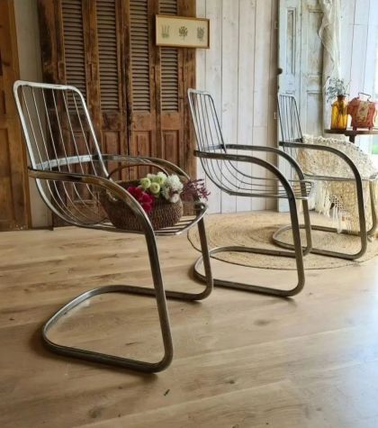 2 anciennes chaises filaires italiennes , Cidue1970 Assise coque en fil de métal chromé marqué par le temps Pied luge