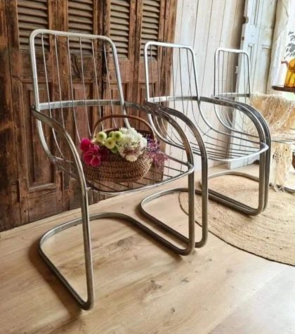 2 anciennes chaises filaires italiennes , Cidue1970 Assise coque en fil de métal chromé marqué par le temps Pied luge