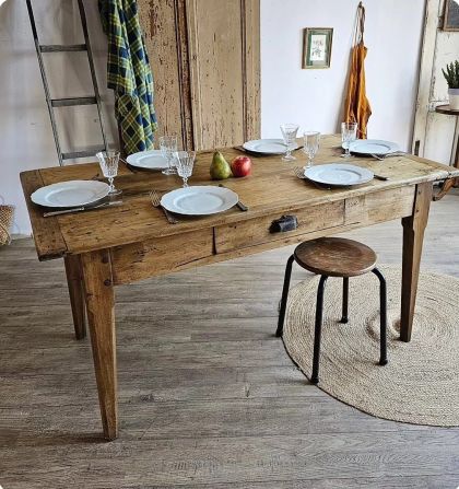 Ancienne table de ferme pieds fuseaux avec tiroir poignée coquille