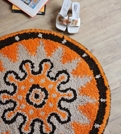 Joli tapis rond crocheté en laine vintage couleurs orange beige marron