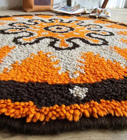 Joli tapis rond crocheté en laine vintage couleurs orange beige marron