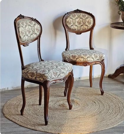 Paire d'anciennes chaises de salon toutes mignonnes tapisserie fleurie