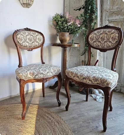 Paire d'anciennes chaises de salon toutes mignonnes tapisserie fleurie