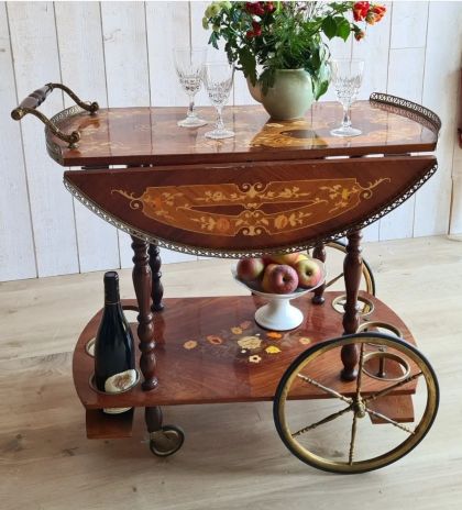 Magnifique desserte chariot de service ou de bar italien de Sorrento circa 1950 style baroque marqueterie