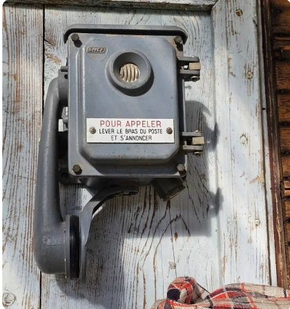Ancien téléphone de voie SNCF en fonte et plaque émaillée, passage à niveau années 50/60
