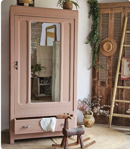 Ancienne armoire parisienne vieux rose avec miroir penderie étagères tiroir