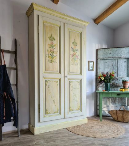 Ancienne armoire parisienne grandeur et finesse peinte à la main / buffet dans sa patine