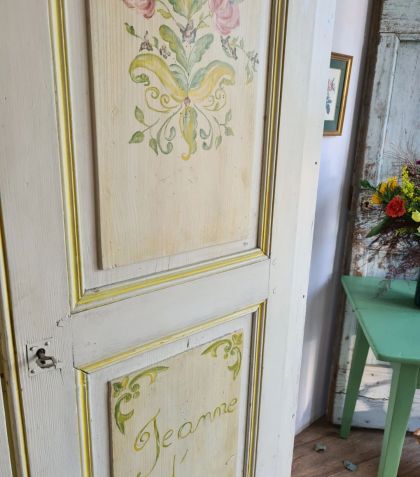 Ancienne armoire parisienne grandeur et finesse peinte à la main / buffet dans sa patine