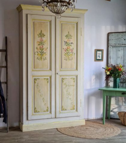 Ancienne armoire parisienne grandeur et finesse peinte à la main / buffet dans sa patine