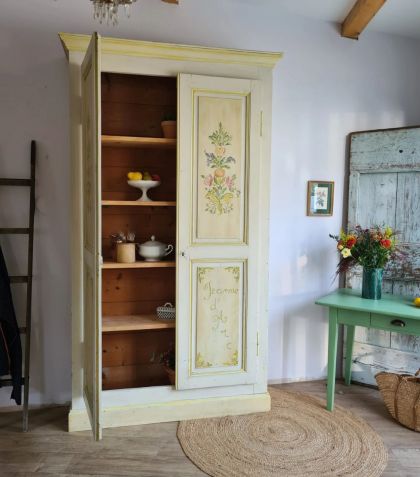 Ancienne armoire parisienne grandeur et finesse peinte à la main / buffet dans sa patine