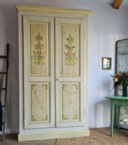 Ancienne armoire parisienne grandeur et finesse peinte à la main / buffet dans sa patine