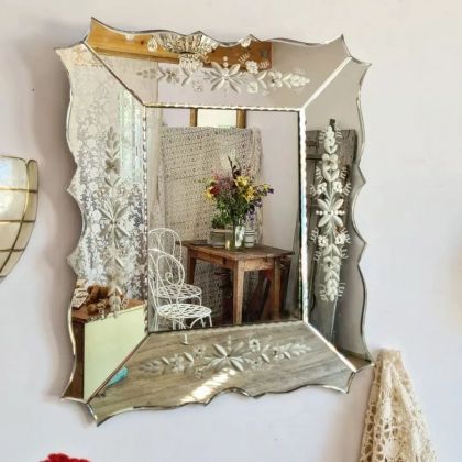 Charmant miroir Vénitien ciselé motifs fleuri vintage