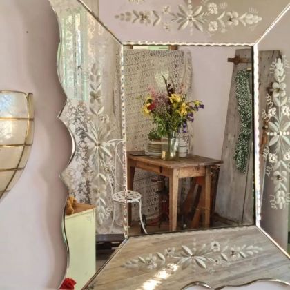 Charmant miroir Vénitien ciselé motifs fleuri vintage