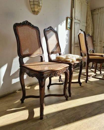 Anciennes chaises Louis XV sculptées, Entretoise en X lot de 4