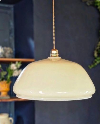 Magnifique grande suspension en opaline électrifiée Années 50