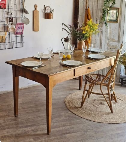 Ancienne table  de ferme en chêne pied fuseau avec tiroir dans sa patine