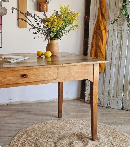 Ancienne table  de ferme en chêne pied fuseau avec tiroir dans sa patine