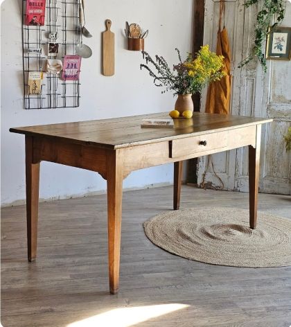 Ancienne table  de ferme en chêne pied fuseau avec tiroir dans sa patine