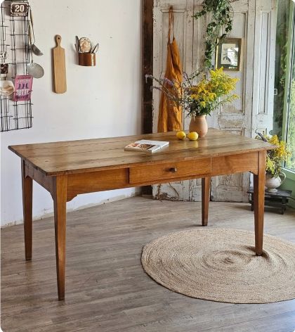 Ancienne table  de ferme en chêne pied fuseau avec tiroir dans sa patine