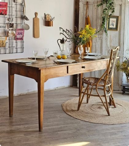 Ancienne table  de ferme en chêne pied fuseau avec tiroir dans sa patine