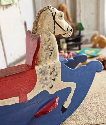 Ancien cheval à bascule en bois peint à la main dans sa patine circa 1950