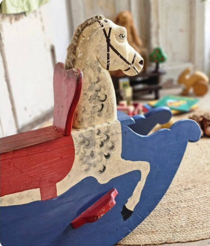 Ancien cheval à bascule en bois peint à la main dans sa patine circa 1950