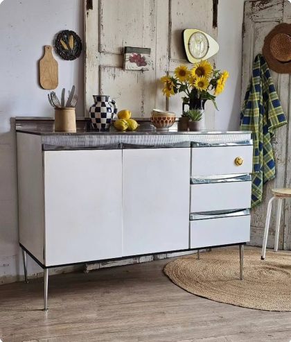 Ancien buffet tout en tôle émaillée et métal chromé plateau formica