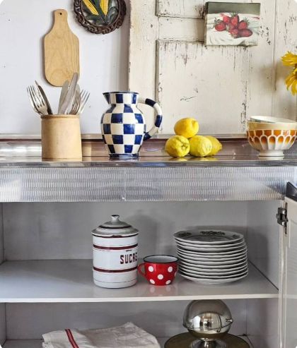 Ancien buffet tout en tôle émaillée et métal chromé plateau formica