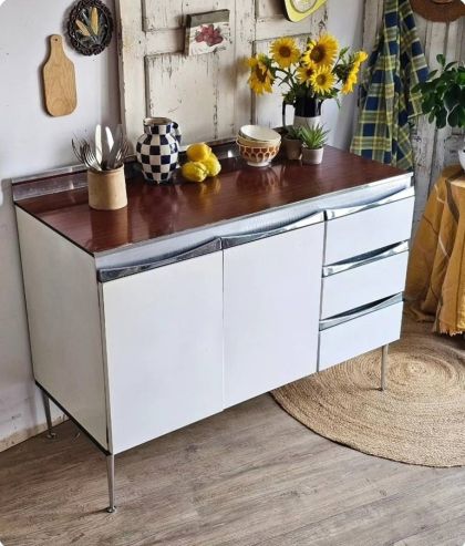 Ancien buffet tout en tôle émaillée et métal chromé plateau formica