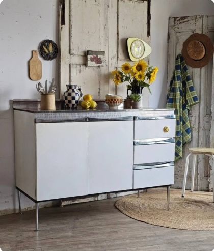 Ancien buffet tout en tôle émaillée et métal chromé plateau formica