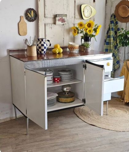 Ancien buffet tout en tôle émaillée et métal chromé plateau formica