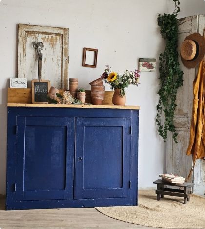 Ancien meuble d'atelier bleu dans sa patine d'origine