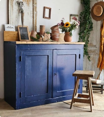 Ancien meuble d'atelier bleu dans sa patine d'origine