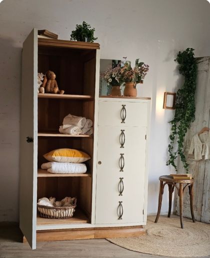 Ancien meuble armoire asymétrique en noyer années 50