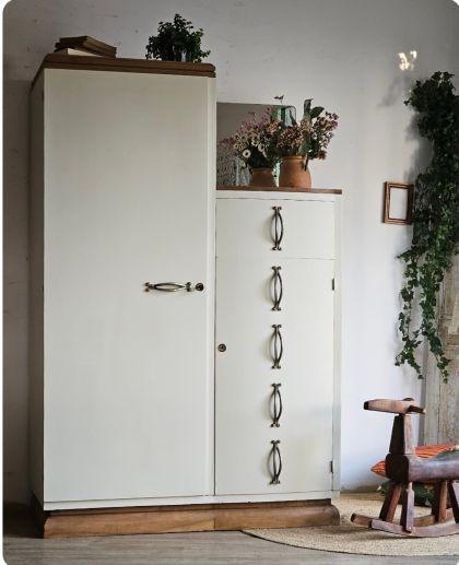 Ancien meuble armoire asymétrique en noyer années 50