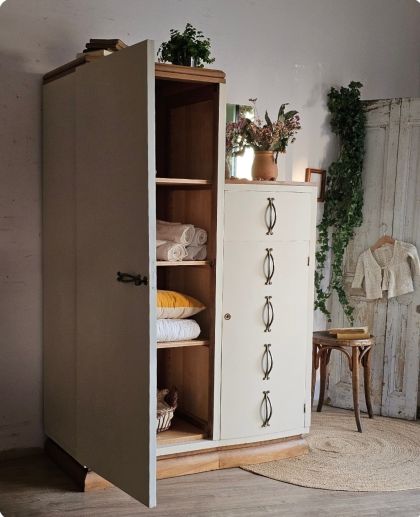 Ancien meuble armoire asymétrique en noyer années 50