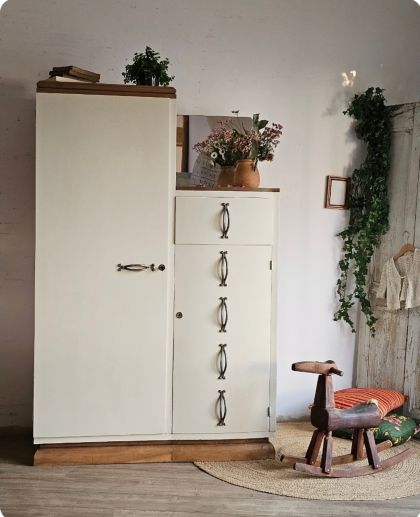 Ancien meuble armoire asymétrique en noyer années 50