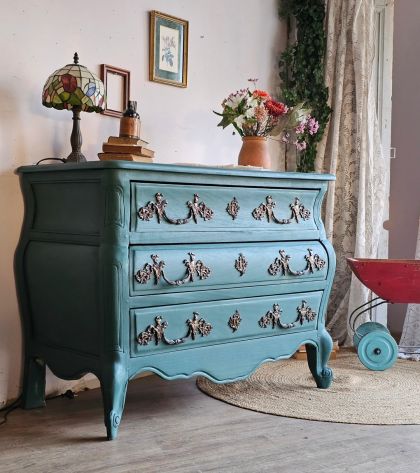 Elégante commode de style Louis XV galbée 3 tiroirs magnifiques poignées