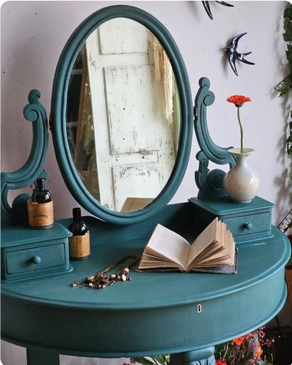 Ancienne coiffeuse tout en courbes, miroir psyché 20e