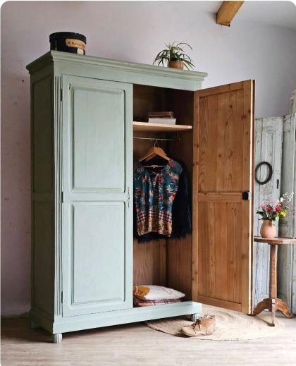 Ancienne armoire parisienne penderie et étagère