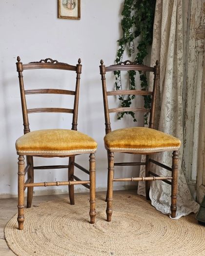 Paire de charmantes anciennes chaises volantes style Louis XVI