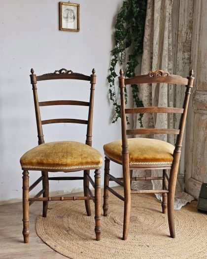 Paire de charmantes anciennes chaises volantes style Louis XVI