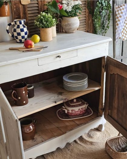 Ancien grand buffet massif et rustique avec tiroir