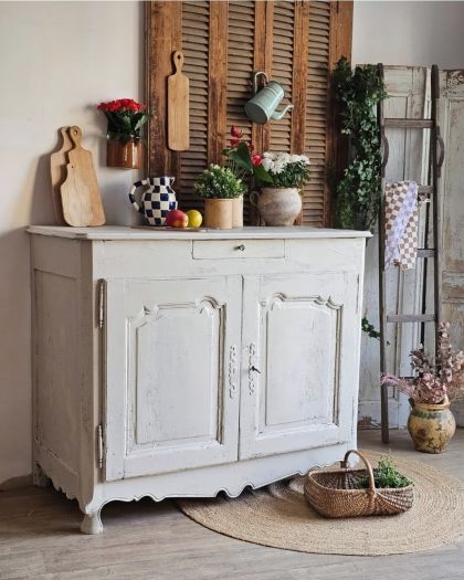 Ancien grand buffet massif et rustique avec tiroir