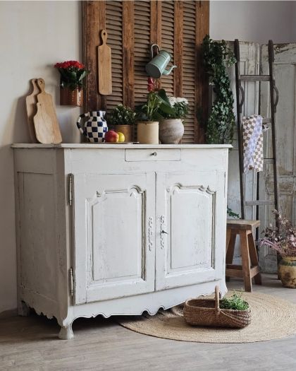 Ancien grand buffet massif et rustique avec tiroir