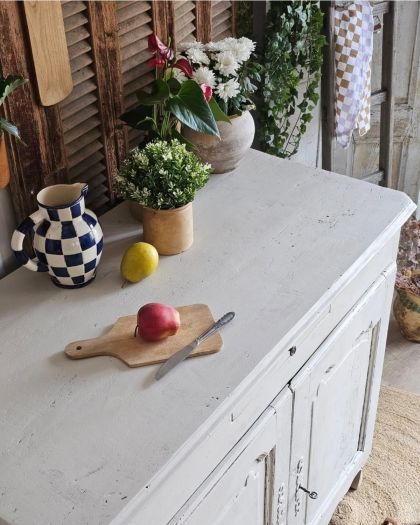 Ancien grand buffet massif et rustique avec tiroir