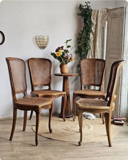 Suite de 4 chaises cannées style Louis XV - la capucine bleue