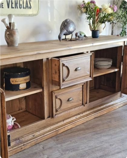 Ancien grand buffet massif début XXe.