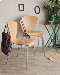Lot de 4 chaises au design épuré empilable
