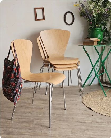 Lot de 4 chaises au design épuré empilable